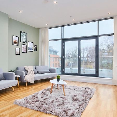 リーズLarge Duplex Penthouse - Parkingアパートメント エクステリア 写真