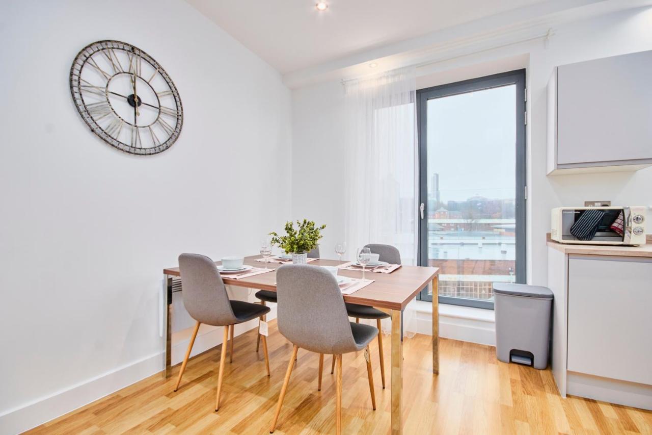 リーズLarge Duplex Penthouse - Parkingアパートメント エクステリア 写真