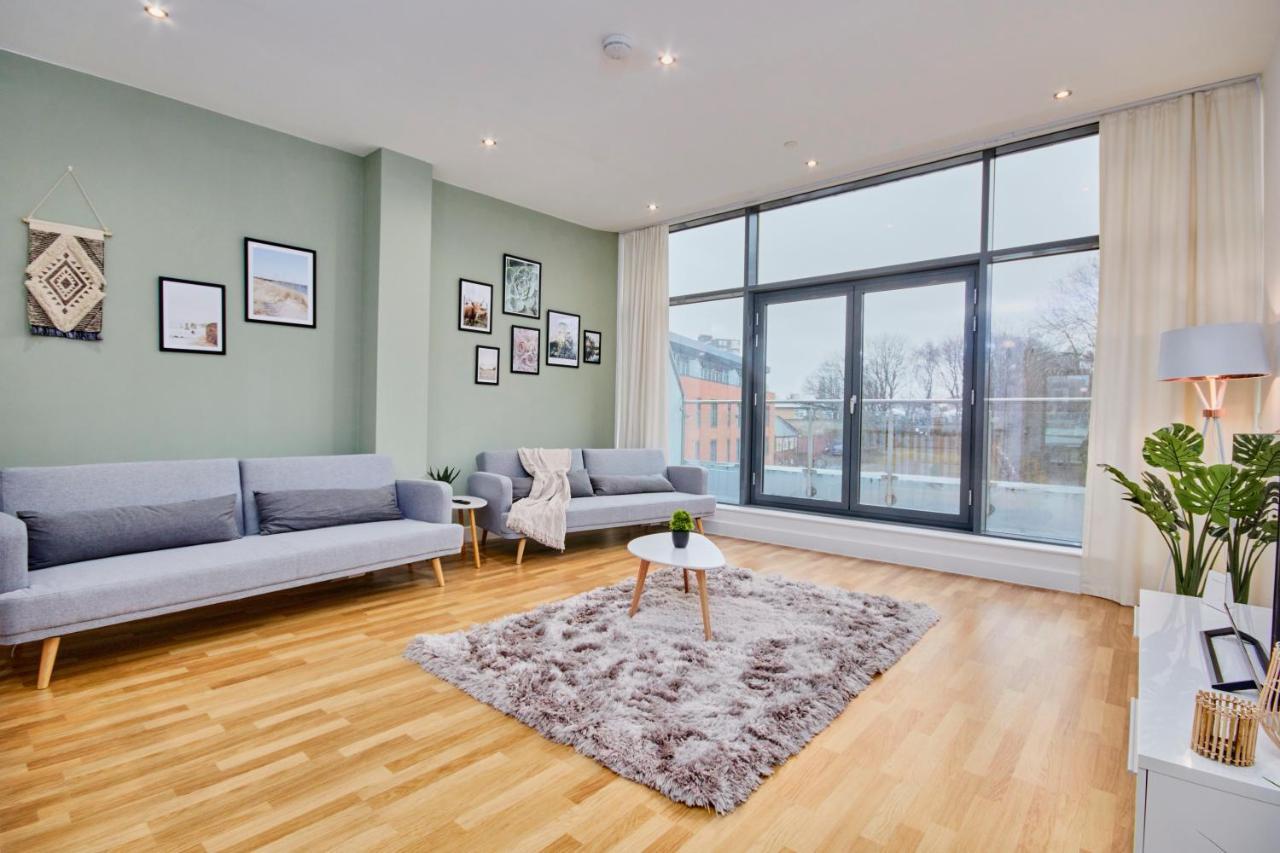 リーズLarge Duplex Penthouse - Parkingアパートメント エクステリア 写真